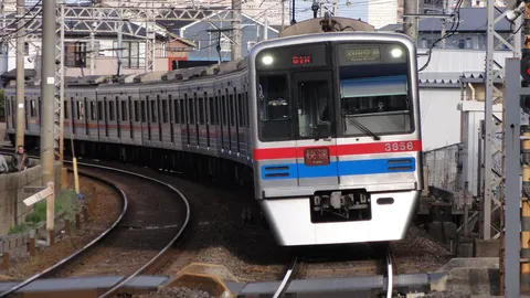 カーブを曲がる速達列車