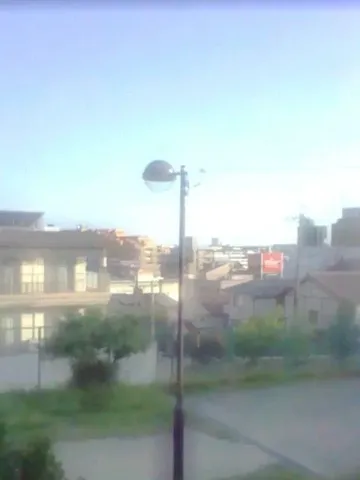 静かに佇む街灯と都会の空