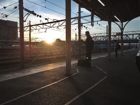 夕焼けに染まるホームの静寂