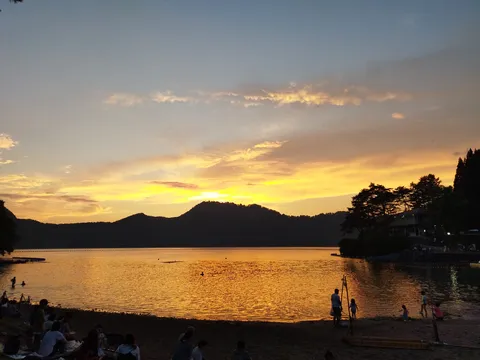 黄金色に染まる湖畔の夕景