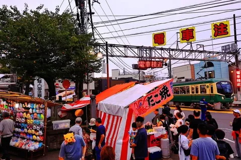 路面電車と屋台の交差点
