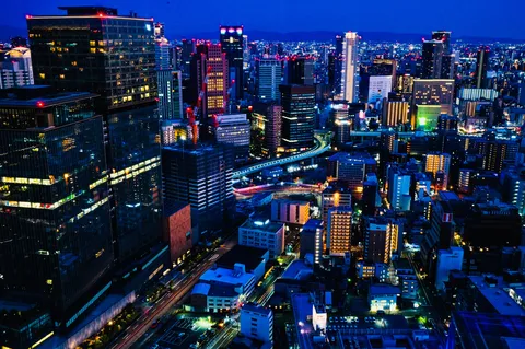 青い夜の都市断面