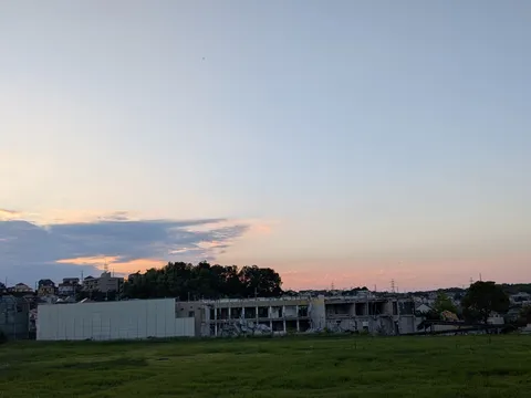 夕暮れ時の解体現場