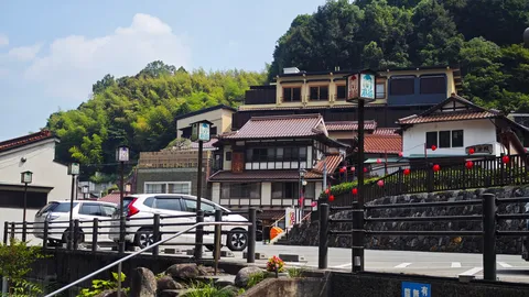 山嶺に隠された秘湯の村