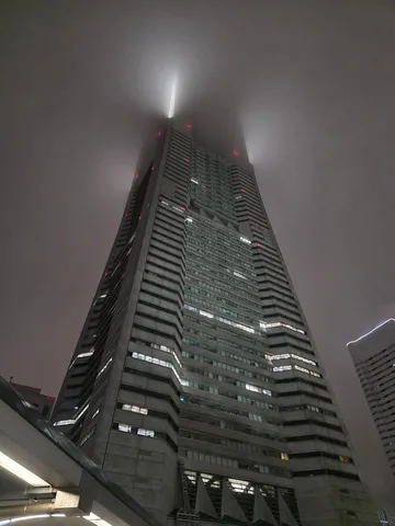 霧に包まれた都会の巨人
