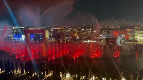 赤い噴水の夜景