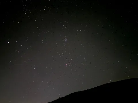 星と山影の静かな対話