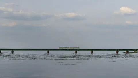 広がる水面を渡る列車