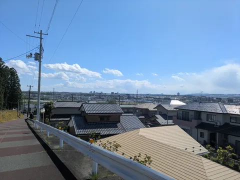 坂道の先、広がる街並み