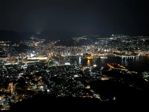 夜景と海の灯りが揺れる街