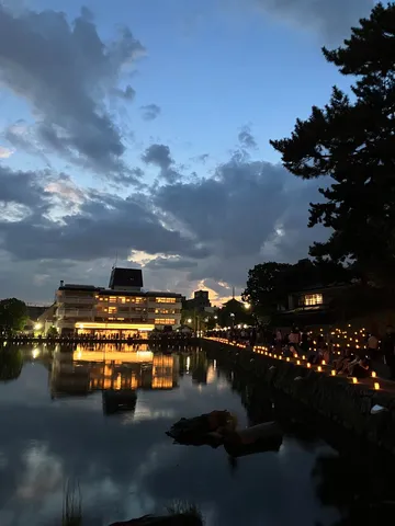 夜の灯りと湖畔の灯火リフレクション