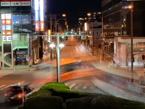 夜の街を駆け抜ける光の軌跡