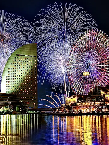 花火と夜景が織りなす幻想的な夜