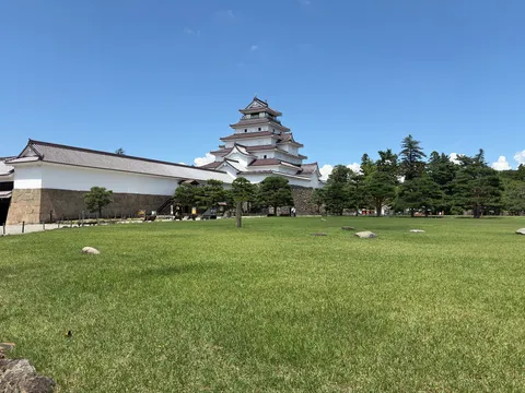 青空に映える五重の城