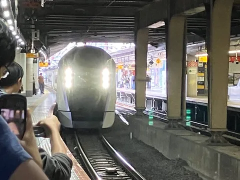 迫り来る列車、旅の始まり