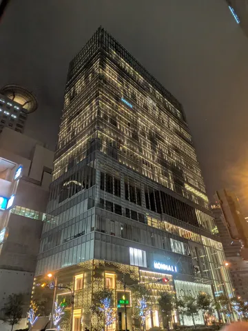 都会の夜景を彩る光のシャワー
