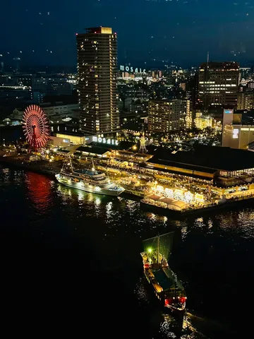 煌めく港町の夜景