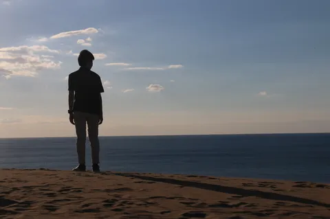 空と海、そして一人の影