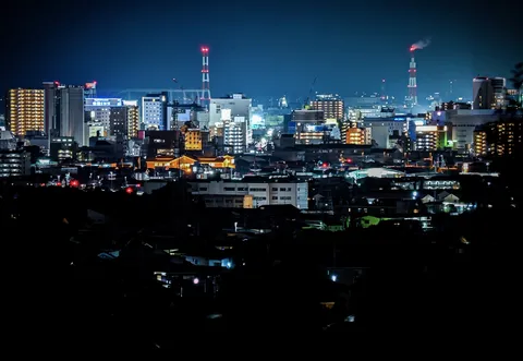 夜の都市が語る静かな鼓動