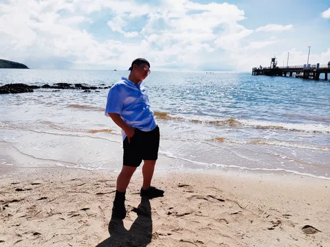 砂浜に立つ夏の影