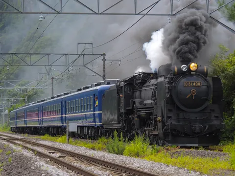 黒煙を連れて走る列車