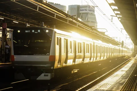 黄金色の光に包まれる列車