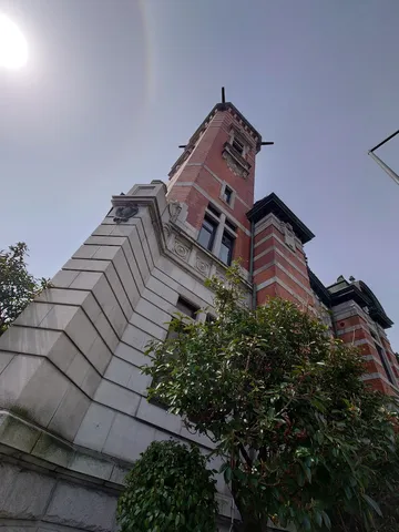 空を見上げるレンガ造りの灯台