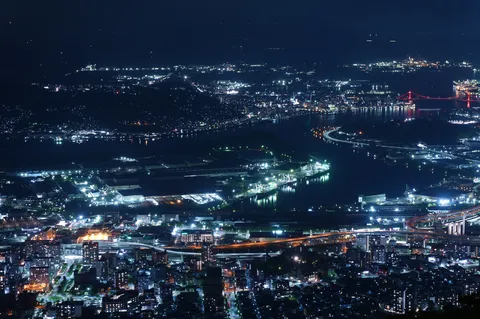 夜景の光が織りなす近未来都市