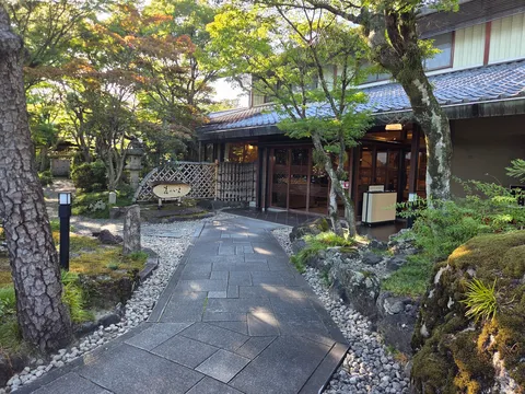 緑豊かな庭園の小道