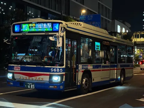 夜の街を駆けるバスマガジン