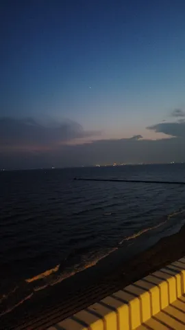 夜明け前、静寂の海辺
