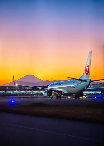 夕暮れの航路と灯り
