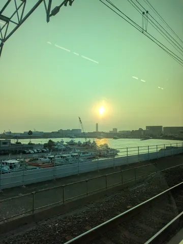 黄昏時の港、列車窓からの風景