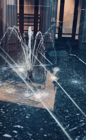 水と光が踊る庭のよう