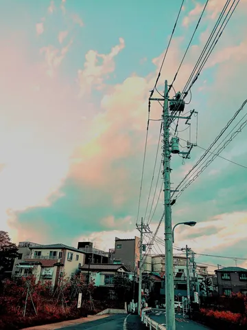 空と電線の、ノスタルジックな街並み