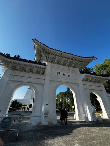 青空と白亜の門、悠久の時