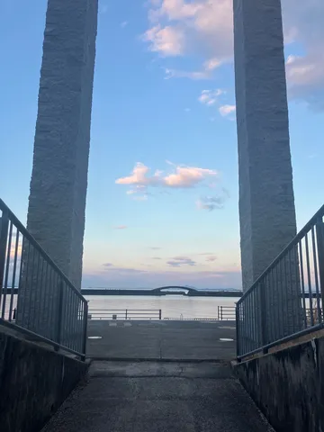海辺の門柱が描く静寂
