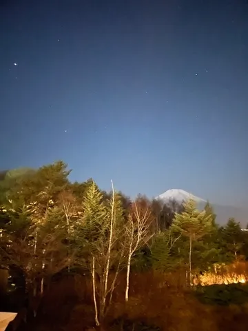 夜空と山の静かな息遣い
