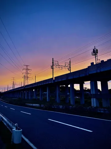 夕暮れと高架線のコントラスト