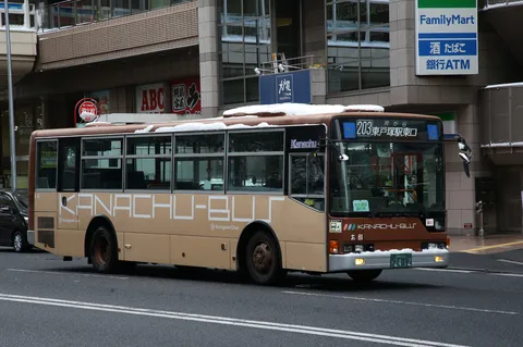 冬の街を走る、レトロなバス