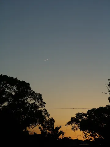 空を分かつ一筋の飛行機雲