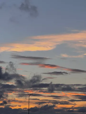 夕暮れの雲と街灯の静寂