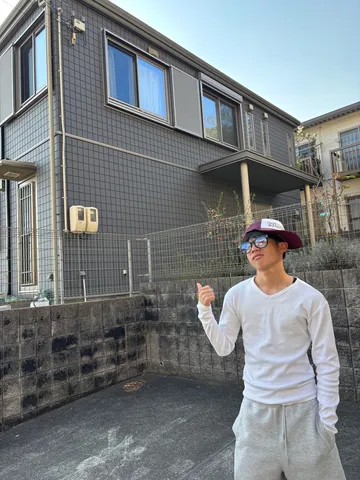 軽やかなグッドサインと街並み