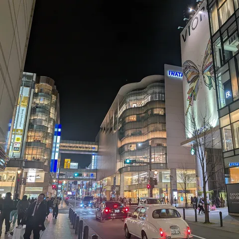 煌めく夜の交差点