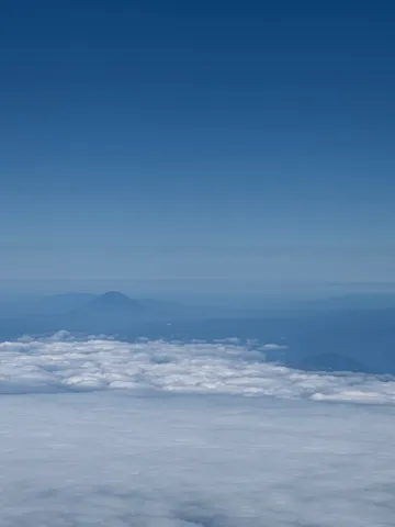 雲海の上から見た山々