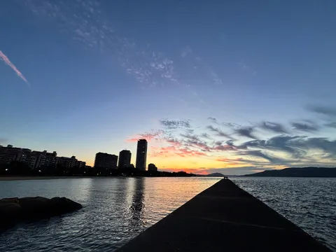 夕映えへ伸びる道