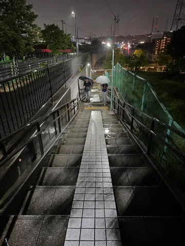 雨夜の階段、傘の灯り
