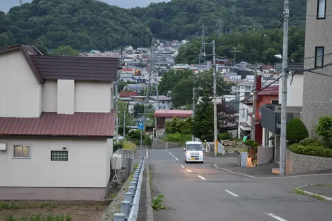 坂道と街並み、日常の一コマ