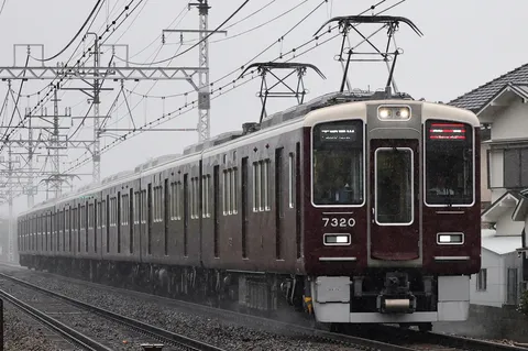 雨粒と都会の列車