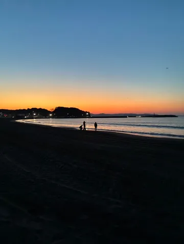 茜色に染まる海辺の静寂